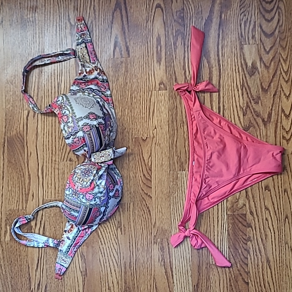 Bikini - Picture 2 of 10